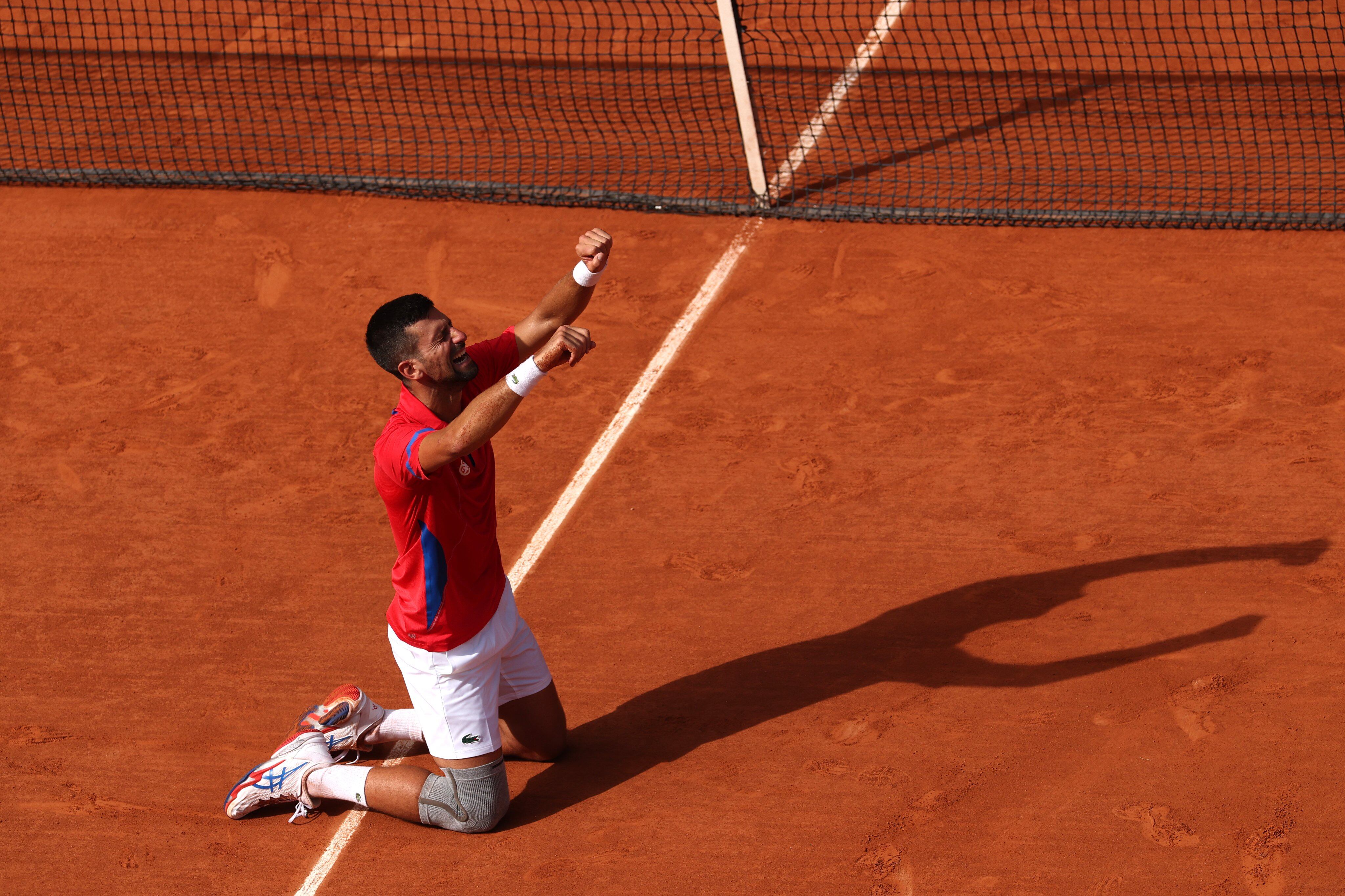 Por fin lo consiguió: Novak Djokovic le ganó un partidazo a Carlos Alcaraz y logró conquistar la dorada en su quinto juego olímpico.