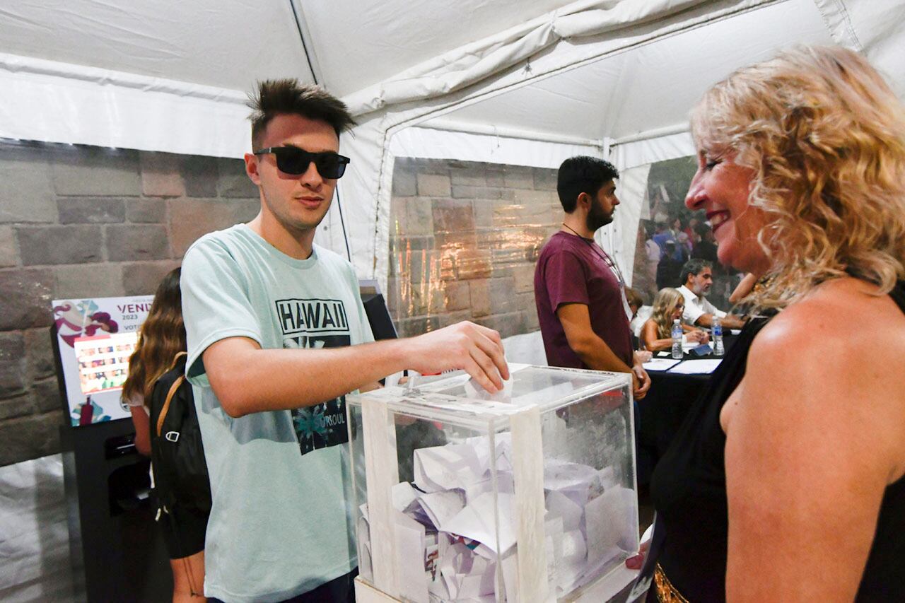 Si bien la votación se realiza por terminación del DNI, las comunas han hallado mecanismos para sumar votos. | Foto: Orlando Pelichotti / Los Andes 