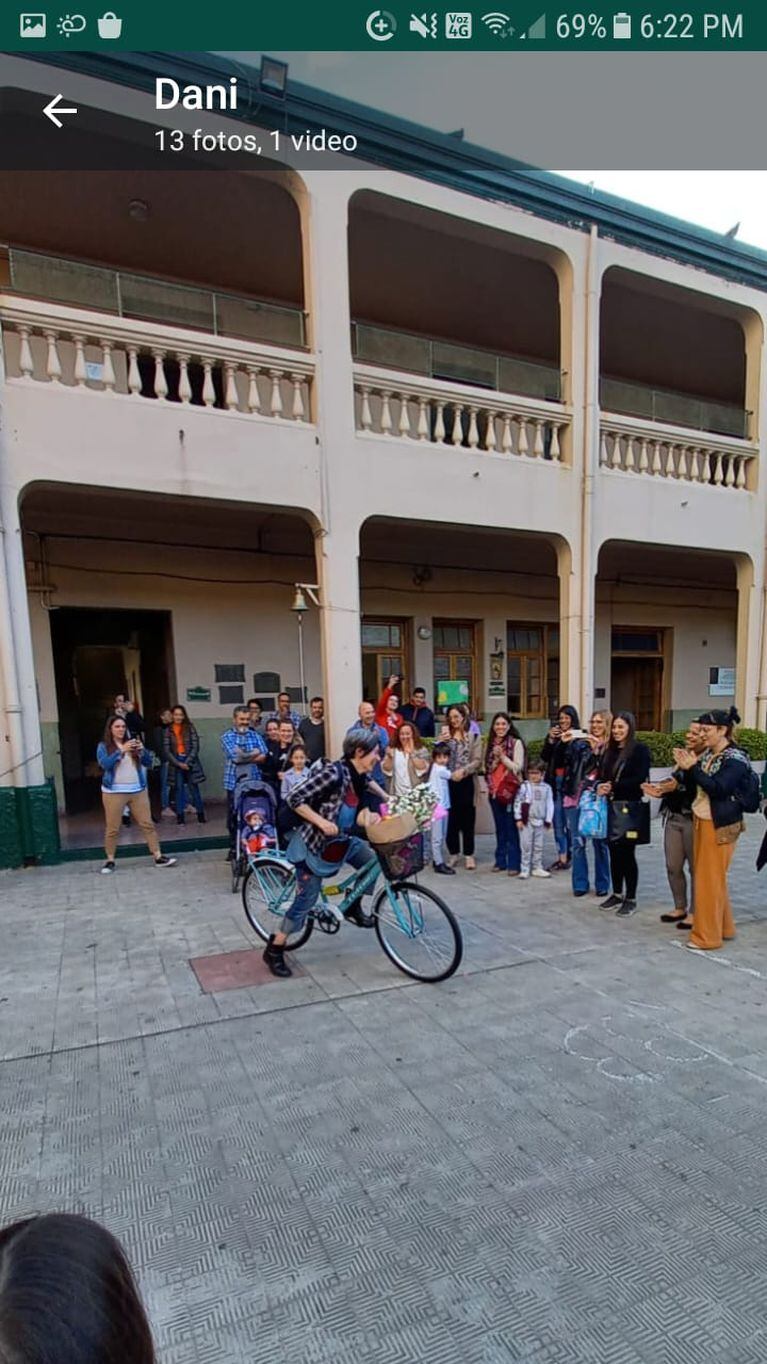 María Luján estrenando la bicileta que le regalaron sus alumnos. (Foto: gentileza TN)