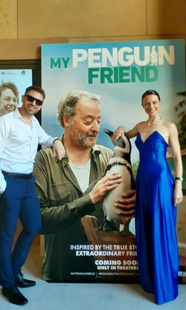 Navarro junto al póster de la película.