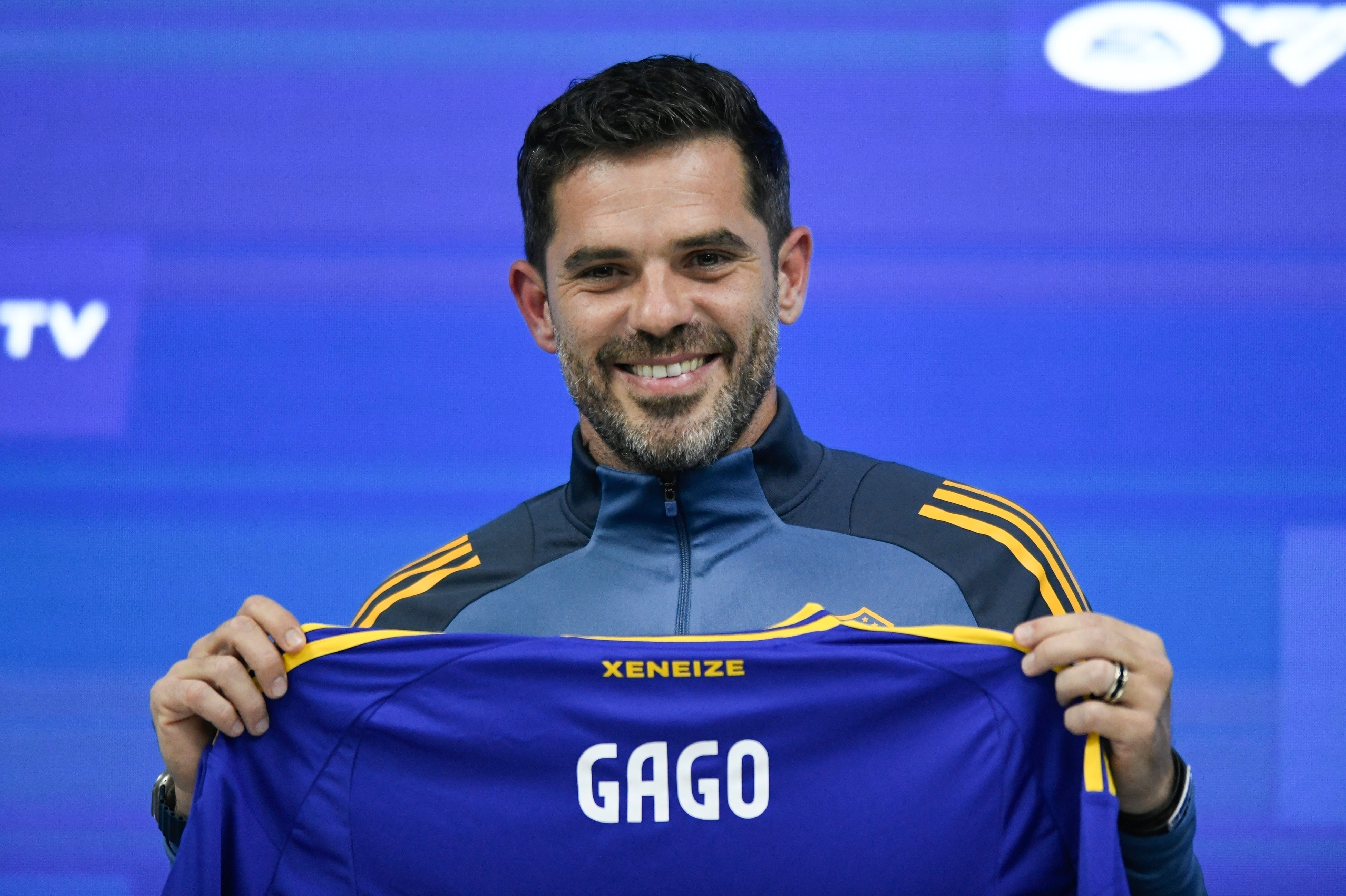 Fernando Gago posa con la casaca de Boca Juniors durante su presentación como nuevo entrenador del equipo. / Foto: AP 