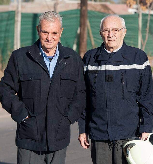 Los dos fundadores de Bomberos Voluntarios de Cuyo, Ulises Sila Vitale (izquierda) e Isaac Rubén Frenck. Vitale es el único vivo del grupo fundador.Foto: Gentileza