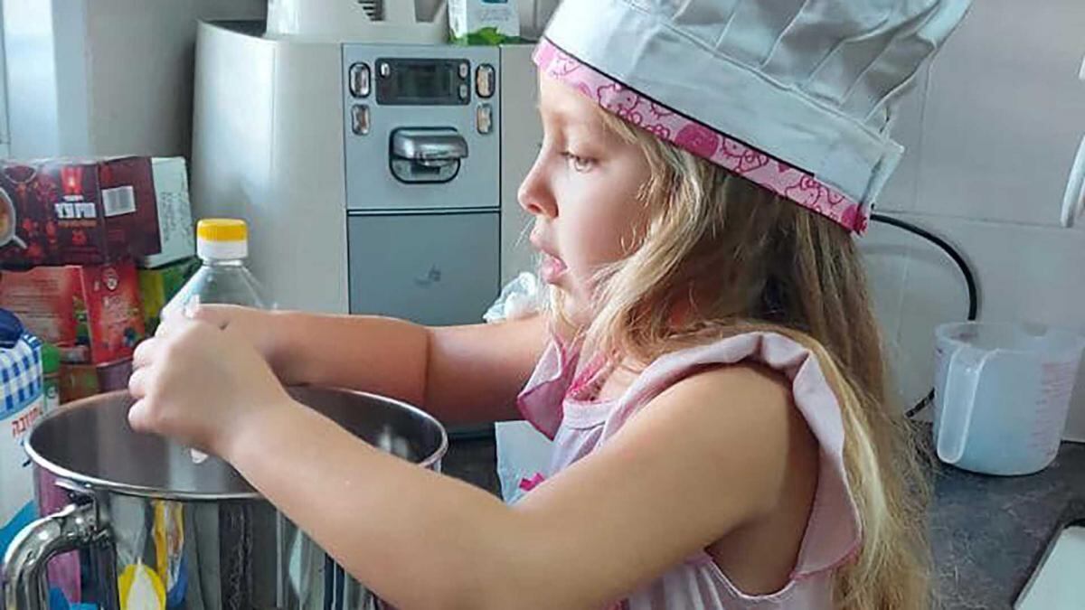 Emilia, la niña de 6 años que fue liberada hoy junto a su madre, Danielle, tiene familiares argentinos. Gentileza: Télam.