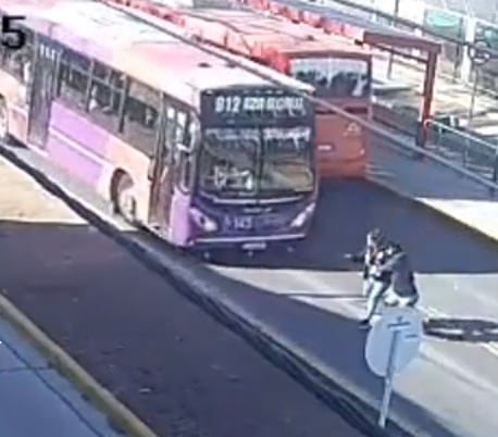 El conmovedor momento en que el joven artropellado por el micro intenta salvara su compañera. Foto: Captura de video.