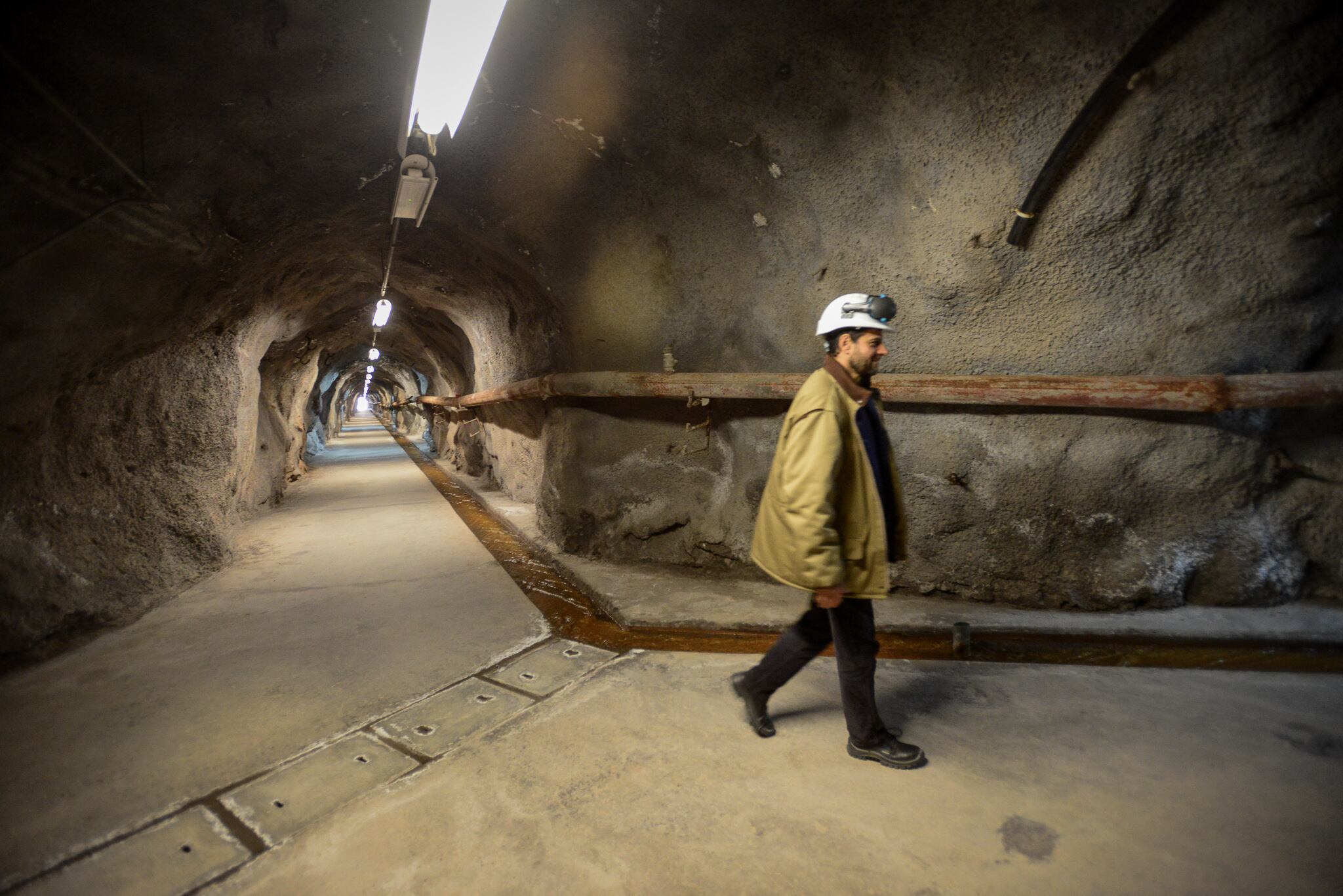 El Ingeniero Ing. Héctor Sergio Falzone de Cemppsa recorre uno de lo túnules en el interior del Dique Potrerillos 
Foto: Claudio Gutiérrez