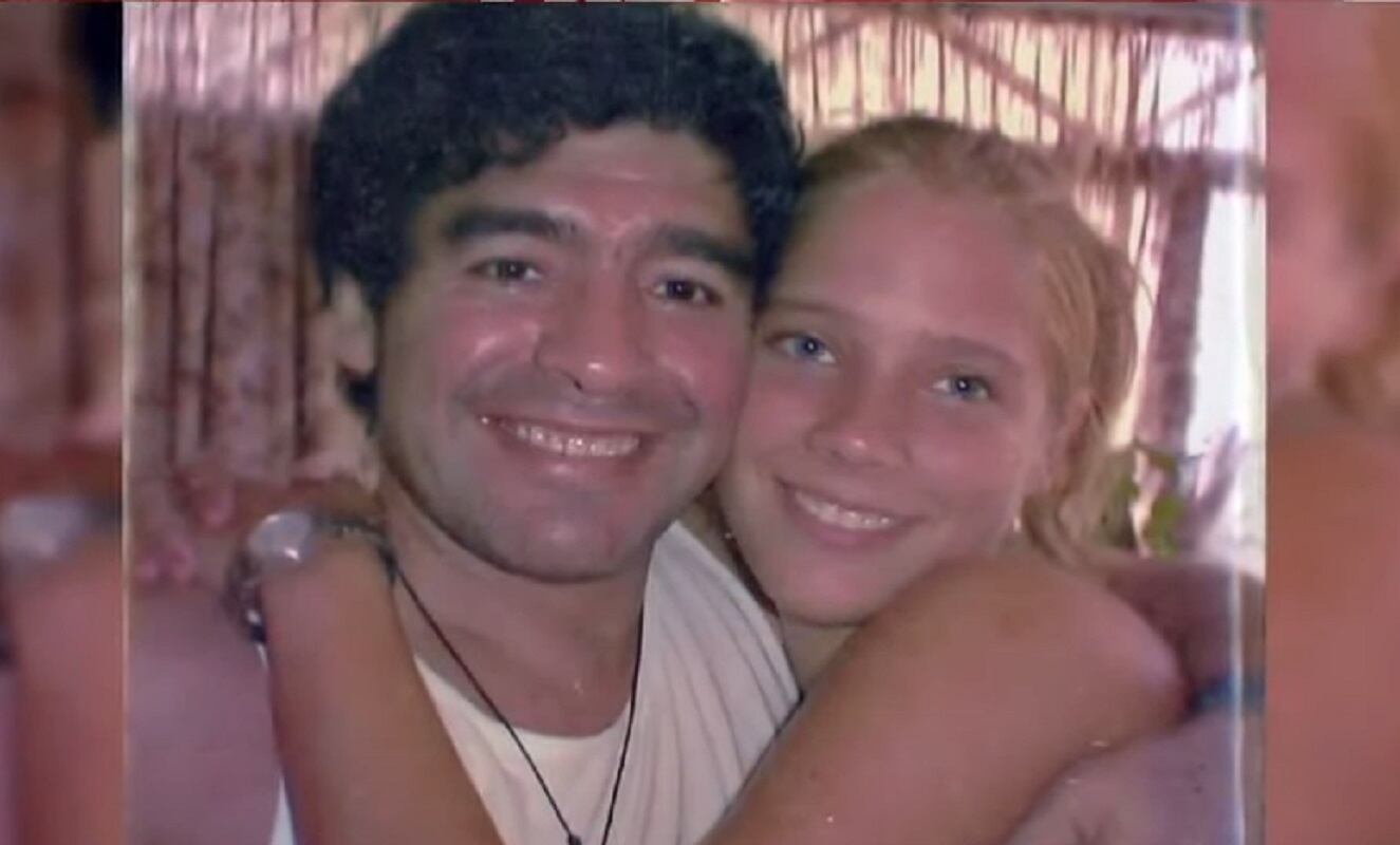 Mavys Álvarez (16) junto a Diego Maradona