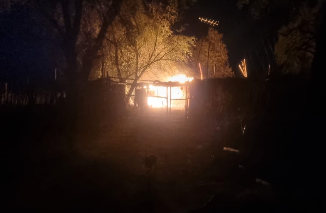 Un incendio dejó dos heridos y causó daños en una vivienda en San Carlos. | Foto: Gendarmería Nacional