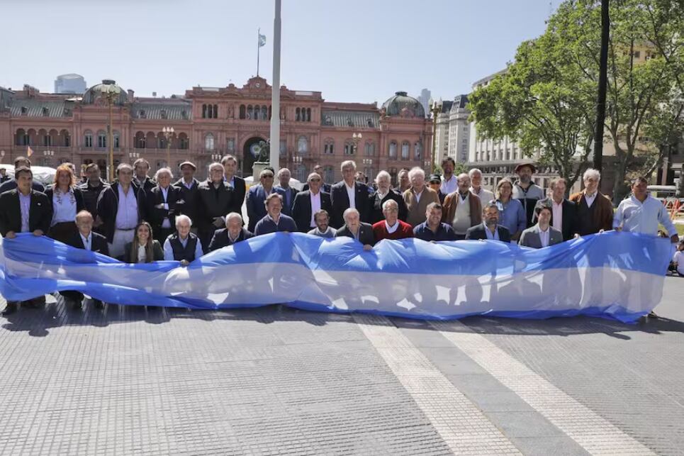 Dirigentes de las entidades que se tomaron la foto dos días antes de las elecciones. Foto: La Nación