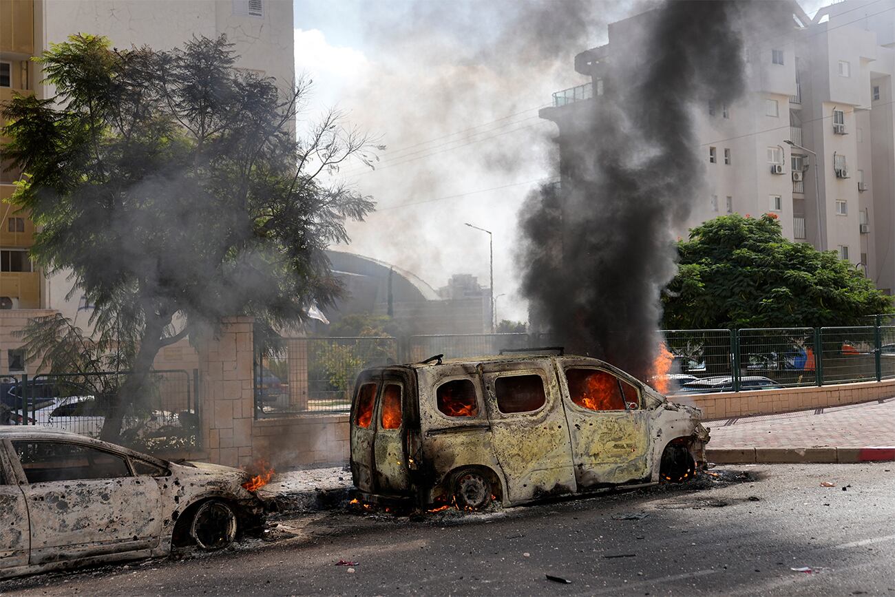 Decenas de muertos en Israel por ataques de Hamas con misiles (AP).