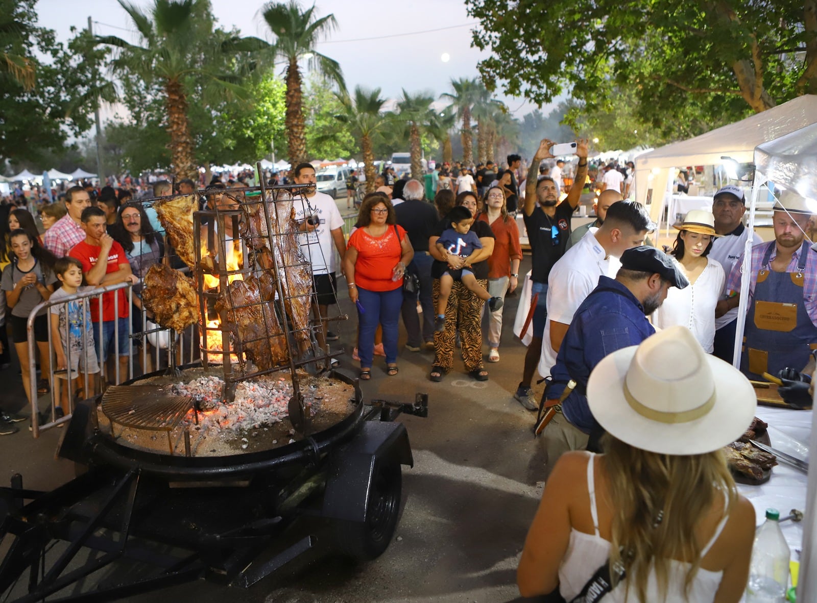 Una noche de sabores y tradición en el Festival del Vacío a la Llama, donde la música y la cocina se unen para celebrar lo mejor de nuestra cultura