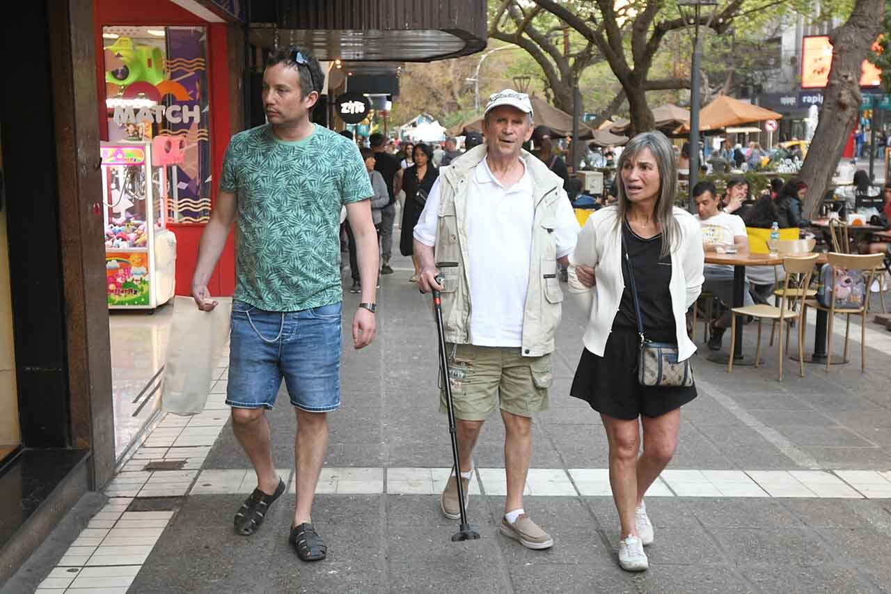 Turistas chilenos de paseo y de compras en Mendoza.
Familia de Santiago de Chile
Foto: José Gutierrez / Los Andes 