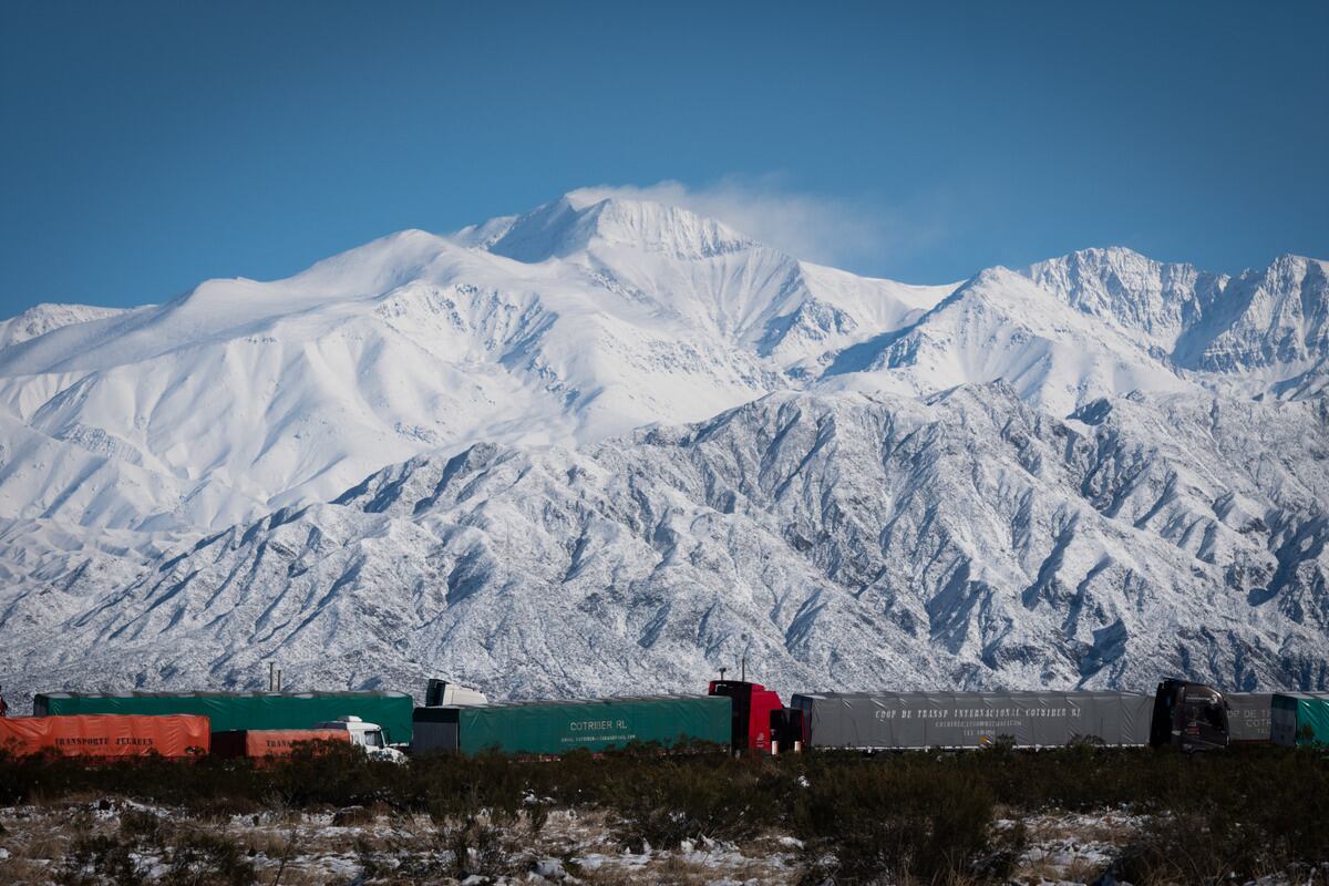 El Paso a Chile sigue cerrado y se espera temporal para el viernes: 3.000 camiones esperan en Mendoza. Foto: Ignacio Blanco / Los Andes.
