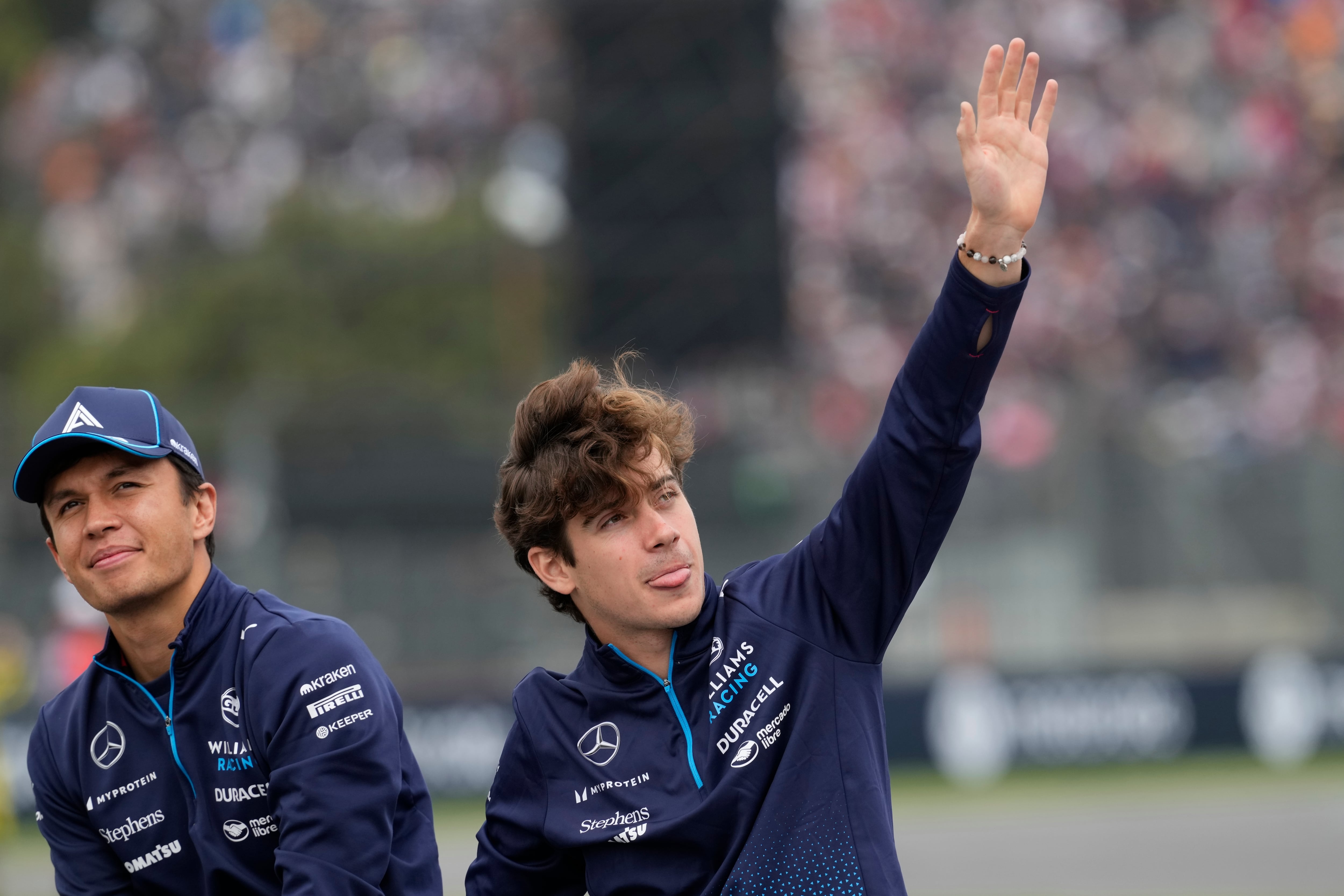 El piloto de Williams, el argentino Franco Colapinto (derecha) y su compañero Alexander Albon de Tailandia, durante el desfile de pilotos previo al Gran Premio de México, en el Autódromo Hermanos Rodríguez, en la Ciudad de México, el domingo 27 de octubre de 2024. (AP Foto/Moisés Castillo)