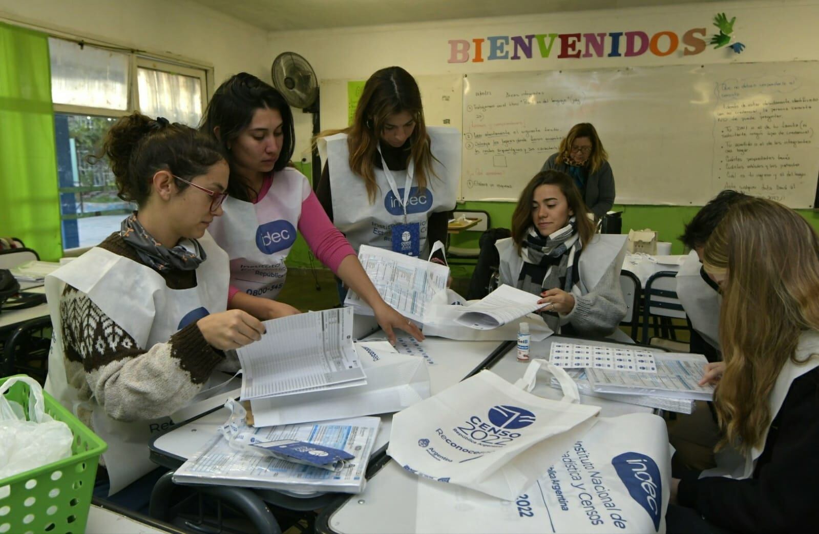 Censo 2022: en la escuela Roque Sáenz Peña de barrio Trapiche (Godoy Cruz), los censistas se preparan para salir a relevar casa por casa. - Orlando Pelichotti / Los Andes