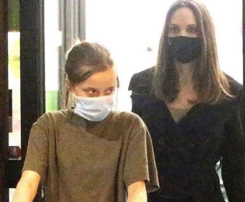 A pesar de las dificultades entre Angelina Jolie y Brad Pitt, ambos supieron darle amor a su hijo John en el trascendental cambio.