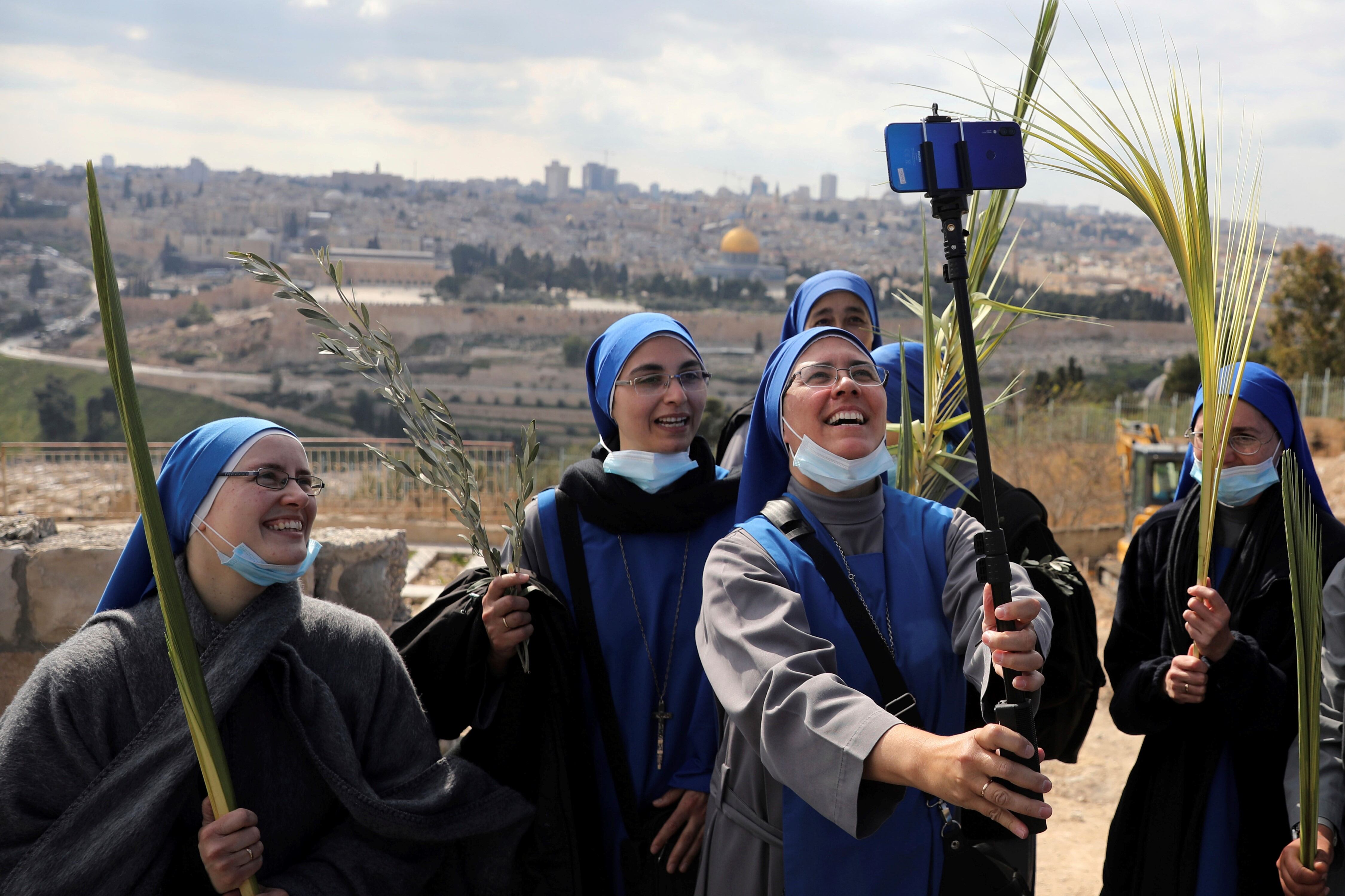 Monjas posan para una selfie en el monte de los Olivos. Foto: AP.