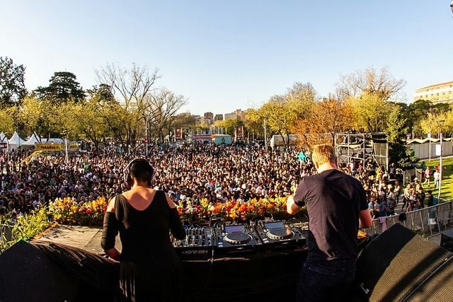 En 2019 el DJ llegó a la provincia para cerrar la Peatonal del Vino, junto a Flor Parra. / Créditos: Folck Producciones.