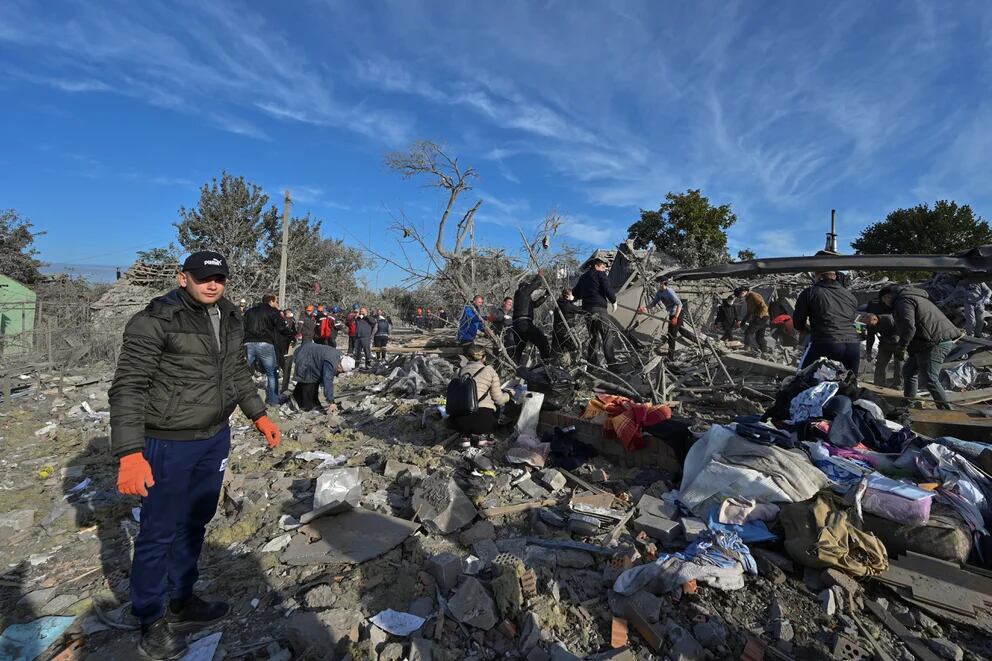 Vecinos remueven los escombros de un edificio destruido por el ataque ruso. Foto: Web