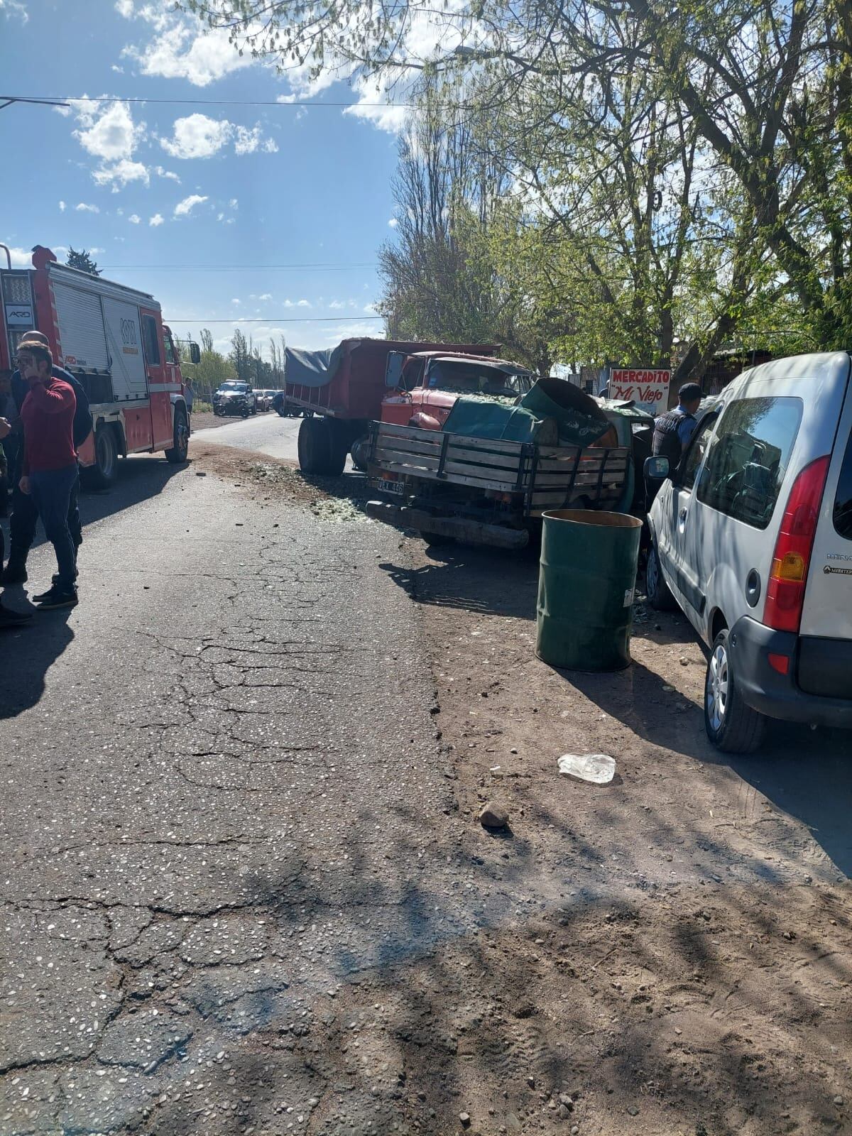 Un hombre murió luego del choque entre un camión y un Rastrojero. Gentileza Ministerio de Seguridad.