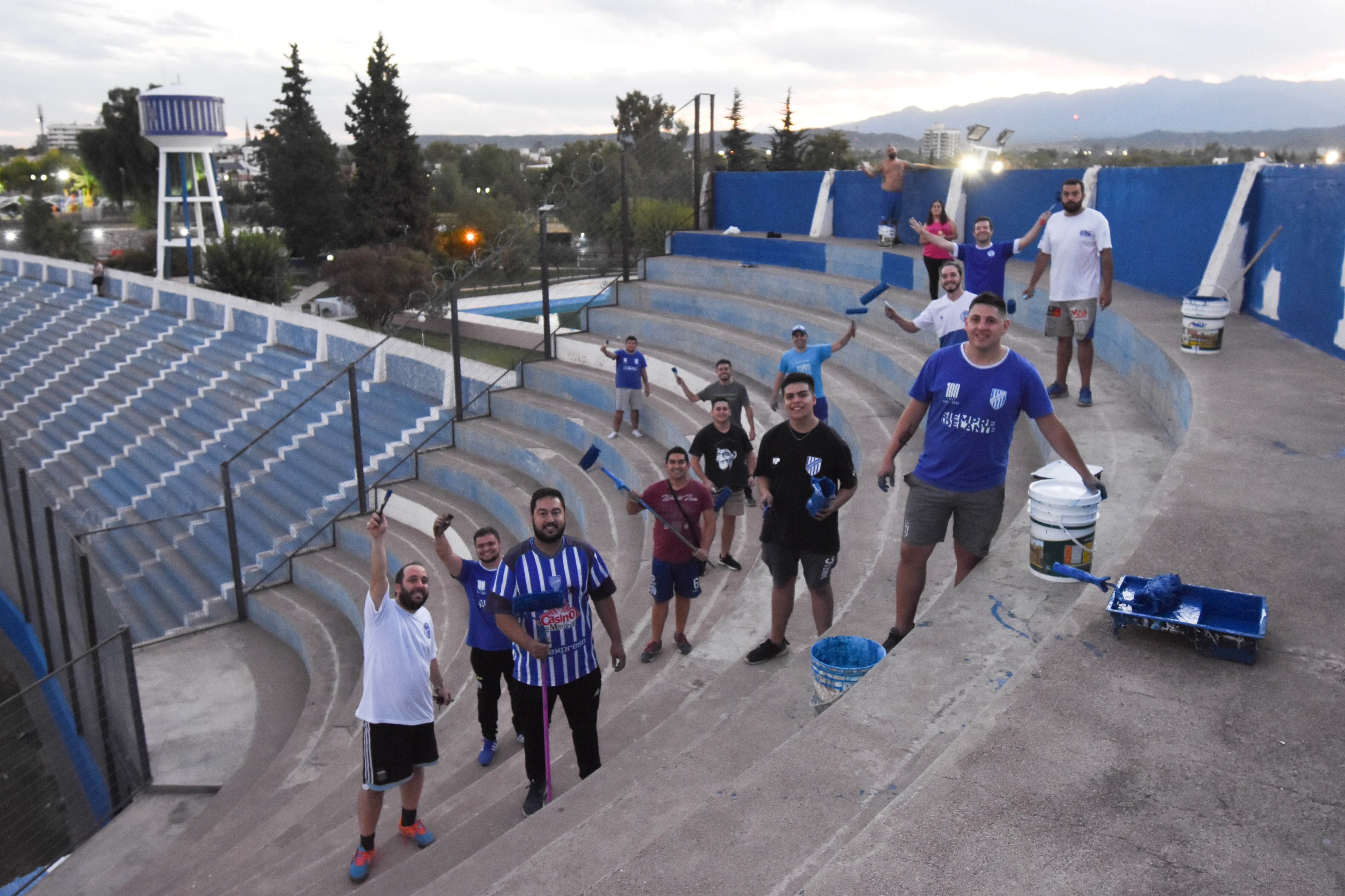 Hinchas trabajan sin parar para dejar el estadio listo. Mariana Villa /Los Andes