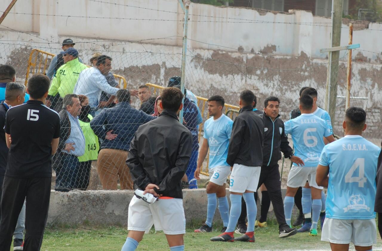 Las historia de nunca acabar. En la previa del partido entre el Boli y el Celeste, hinchas locales amenazaron y agredieron a la delegación visitante. Y el partido se jugó igual.