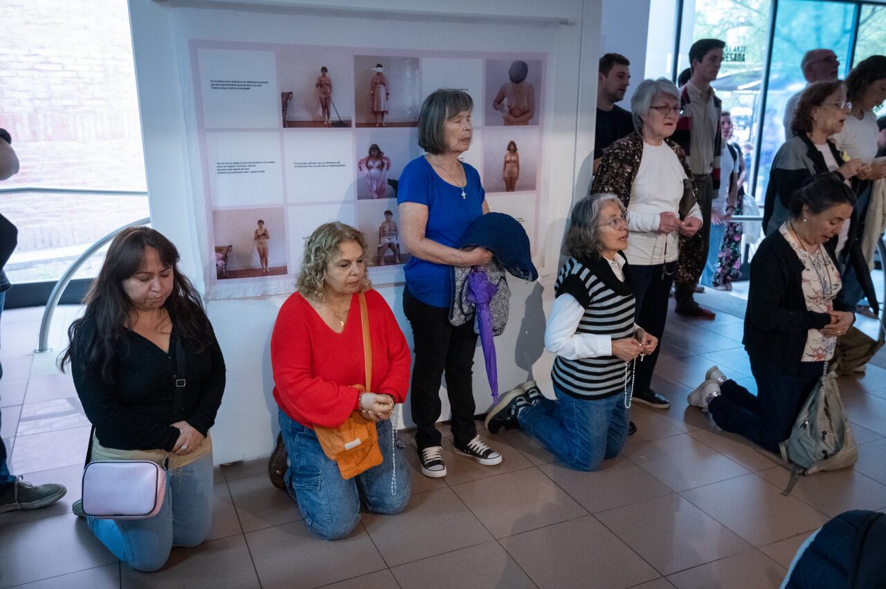 Un grupo de unas 60 personas ingresó al rectorado de la UNCuyo para protestar por la muestra de obras de arte 8M - Manifiestas Visuales que habían sido cuestionadas por la iglesia, luego de rezar comenzaron a romper las obras que estaban expuestas en conmemoración del día de la mujer.  

Foto: Ignacio Blanco / Los Andes 