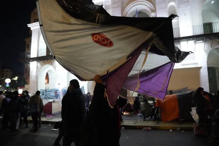 El montaje de las carpas en Plaza de Mayo. El acampe piquetero es de cara a la Casa Rosada. Foto: Emmanuel Fernández