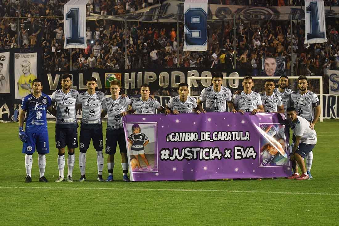 El equipo de Independiente Rivadavia antes de comenzar el partido pidiendo justicia por Eva.
Foto José  Gutierrez