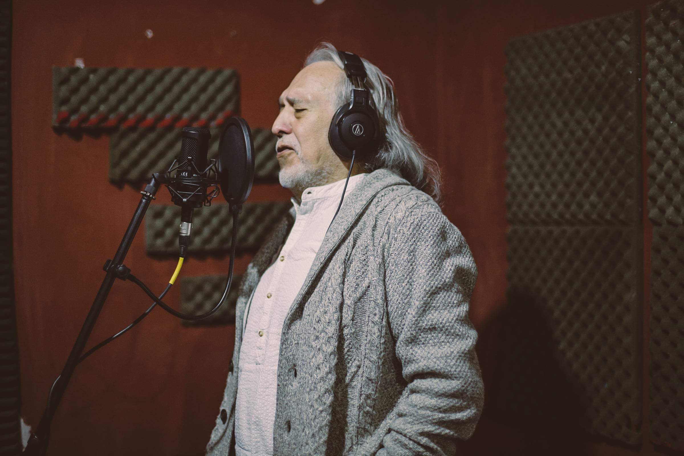 El cantante mendocino se animó por primera vez a cantar una versión reggae de su clásico "Otoño en Mendoza".