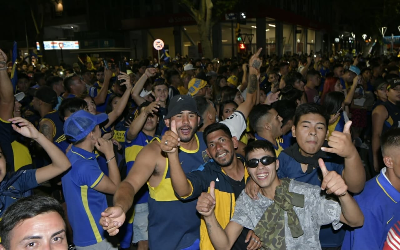 Festejos Hinchas de Boca en Peatonal y San Martín. Foto Orlando Pelichotti