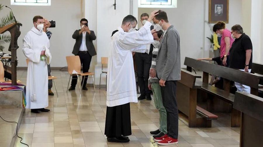 La Iglesia de Bélgica desafía al Vaticano y bendice a las parejas homosexuales.