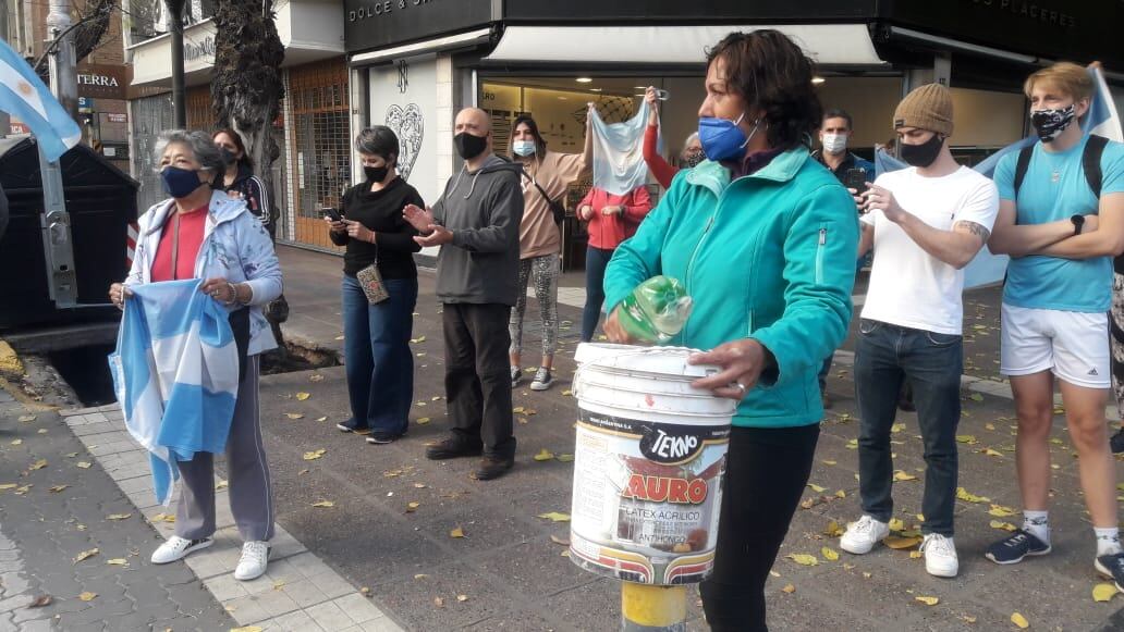 La cita fue en Peatonal y San Martín, y la convocatoria se efectuó para realizar un “Banderazo, Ruidazo y Bocinazo”.