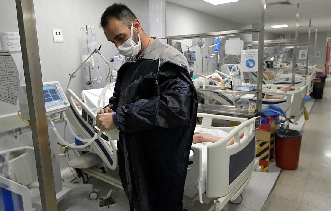 Recorrida visual por la Guardia y Unidad de Terapia Intensiva del Hospital Central. 
La curva epidemiológica del COVID-19 en Mendoza y la de los fallecidos, bajaron considerablemente en las últimas semanas. Foto: Orlando Pelichotti / Los Andes