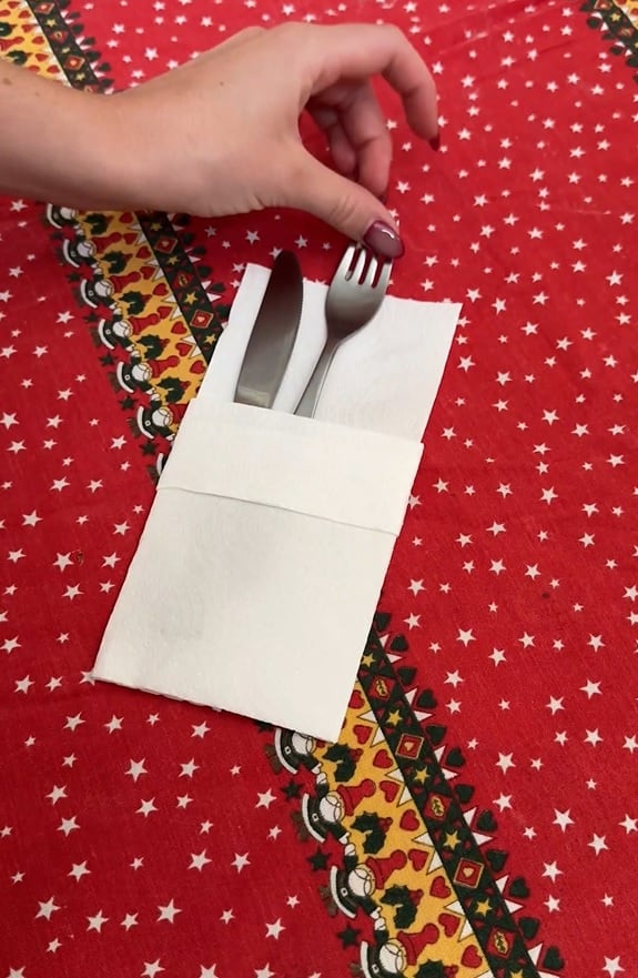 Decoración para la mesa navideña solo con servilletas de papel. Captura de Instagram.