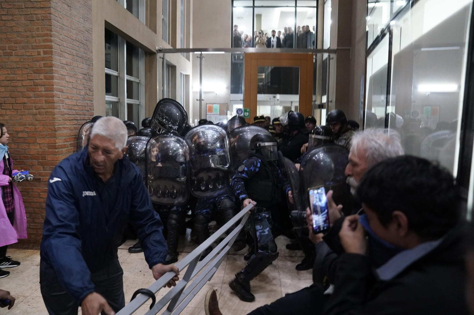 Hacia las 20:30, al menos 200 personas se encaminaron hacia la casa del Gobernador misionero, Hugo Passalacqua. Foto: Gentileza Clarín