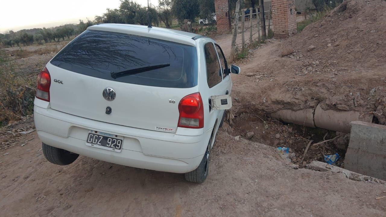 El conductor intentó darse a la fuga, pero perdió el dominio, derrapó y quedó atrapado en una acequia.