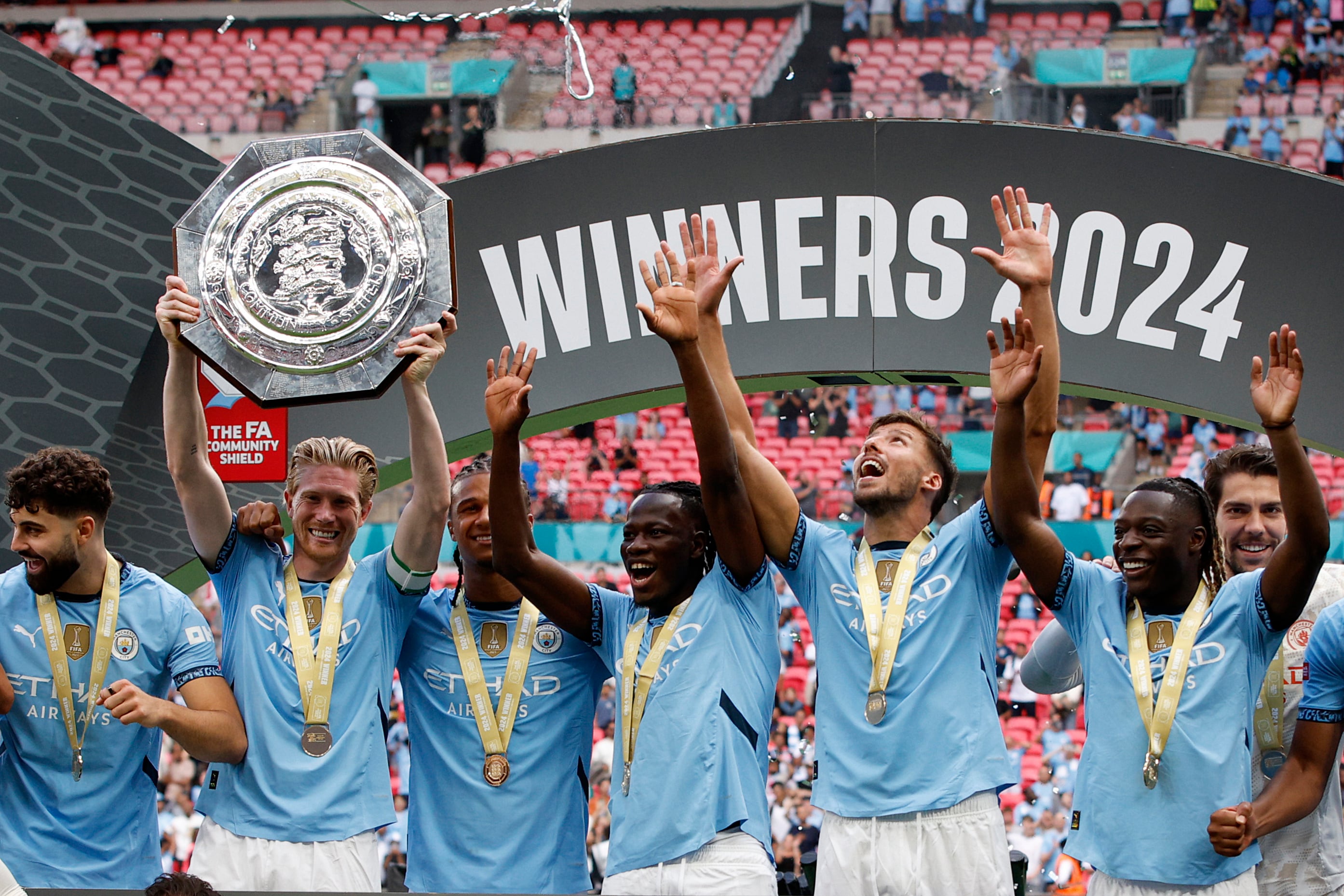 El mediocampista del Manchester City Kevin De Bruyne levanta el trofeo después de que su equipo ganó el trofeo del Community Shield en Wembley el sábado 10 de agosto del 2024. (AP Foto/David Cliff)