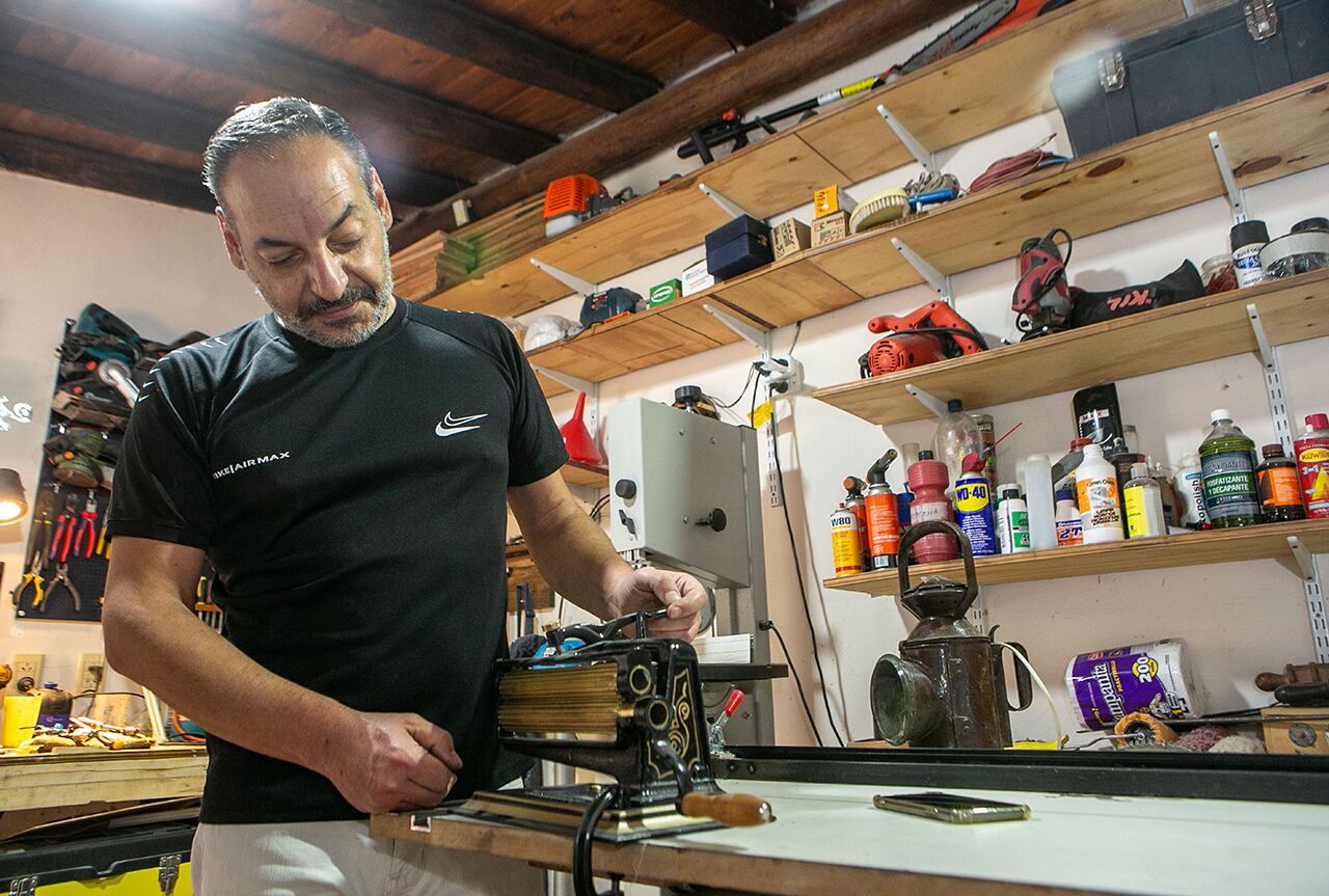 Mariano Garavaglia médico que tiene como pasatiempo restaurar objetos. Foto: Los Andes