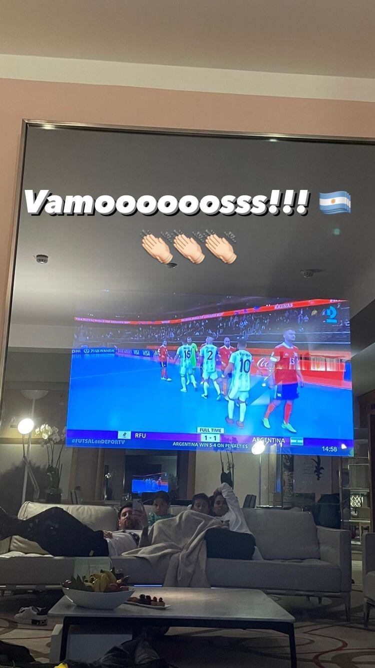 Lionel Messi le sacó una foto a su espejo con televisor mientras miraba a la selección de futsal en compañía de su esposa Antonela Roccuzzo y sus hijos Thiago y Mateo.