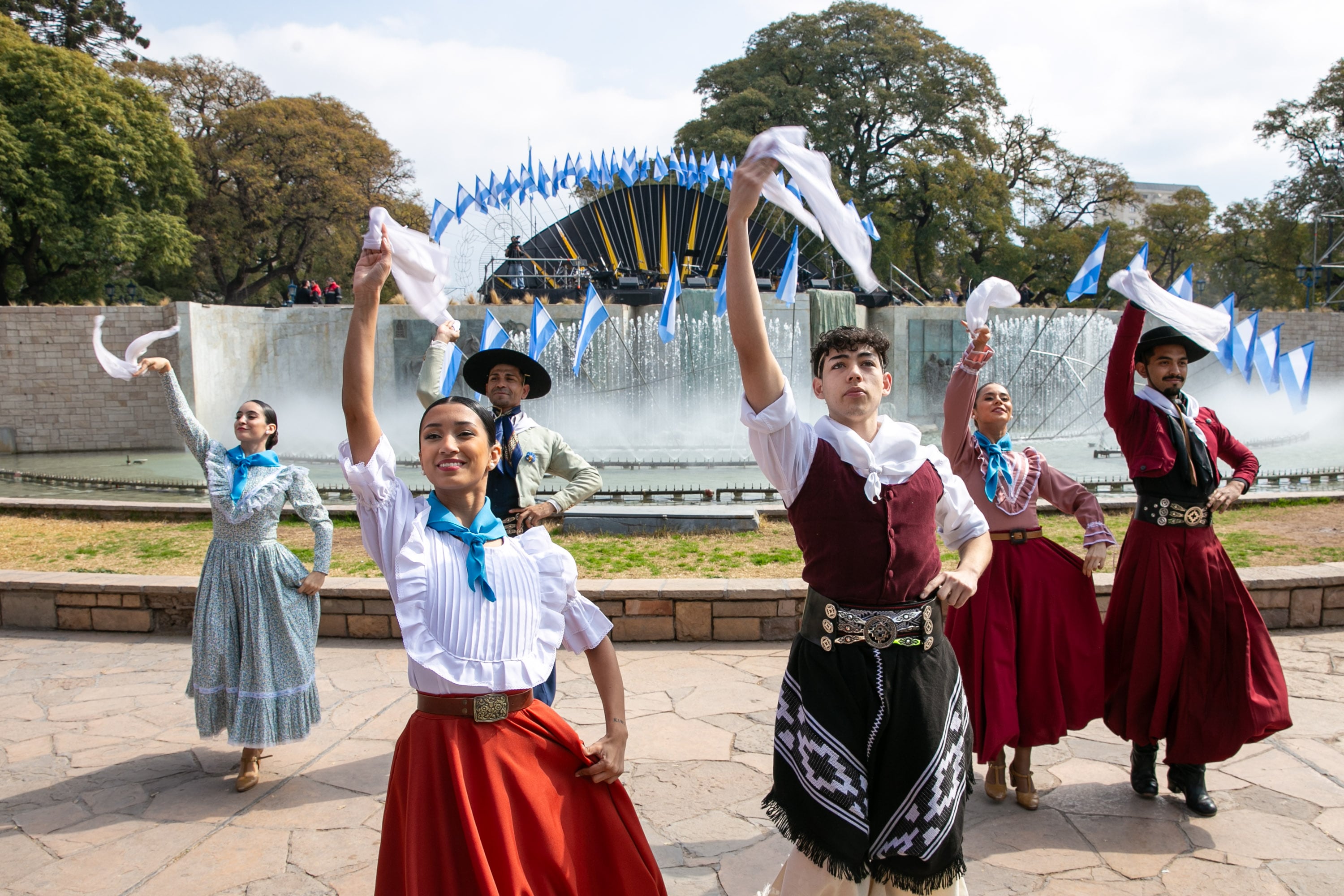 Una multitud homenajeó al General San Martín en la plaza Independencia