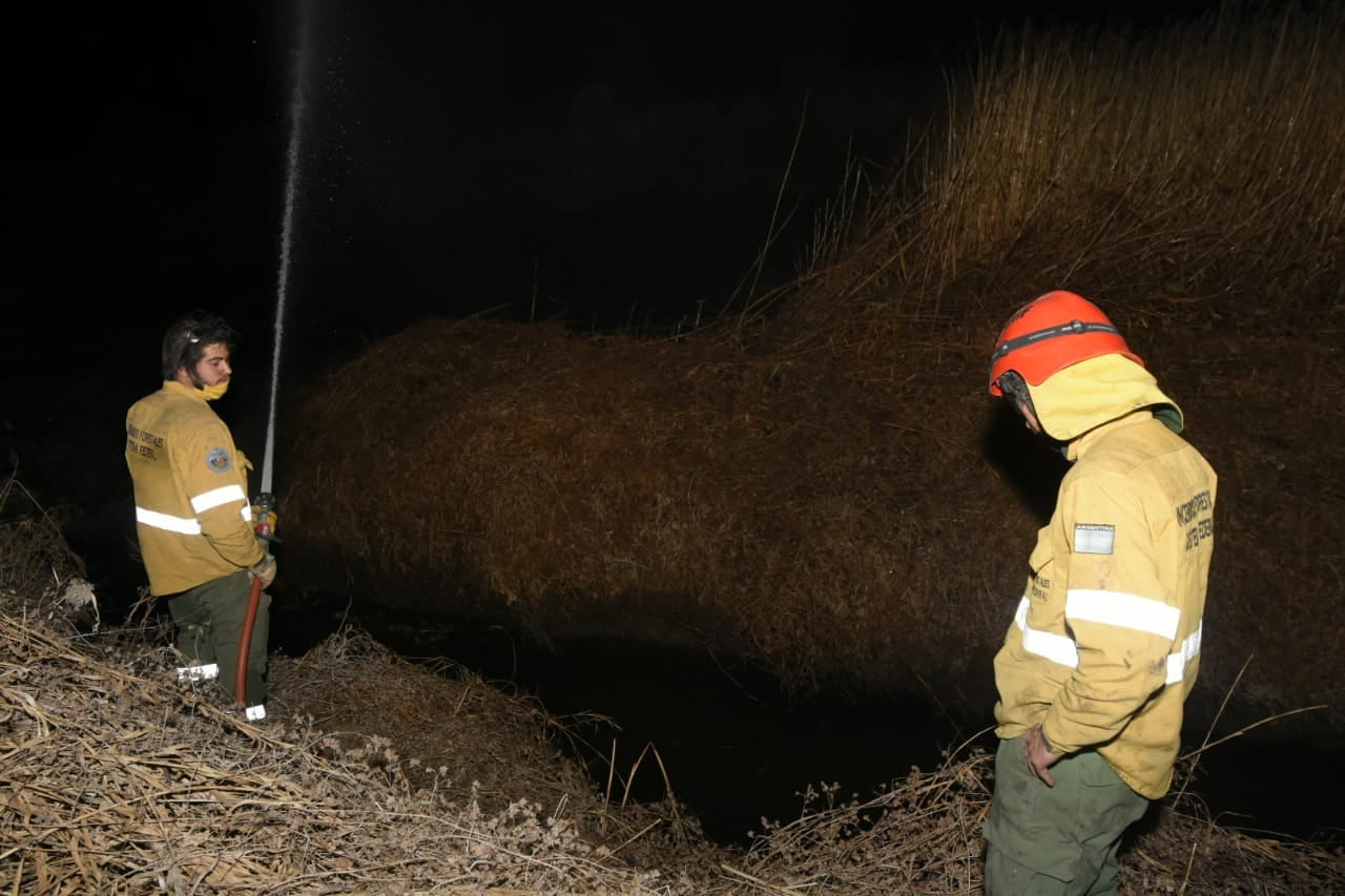 Personal del Plan de Manejo del Fuego trabajó en la zona de Costa de Araujo. 