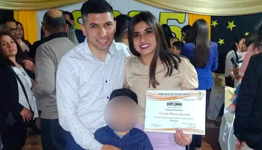 Micaela Corvalán y Román Gutiérrez, junto a su hijo. Foto: Diario Panorama