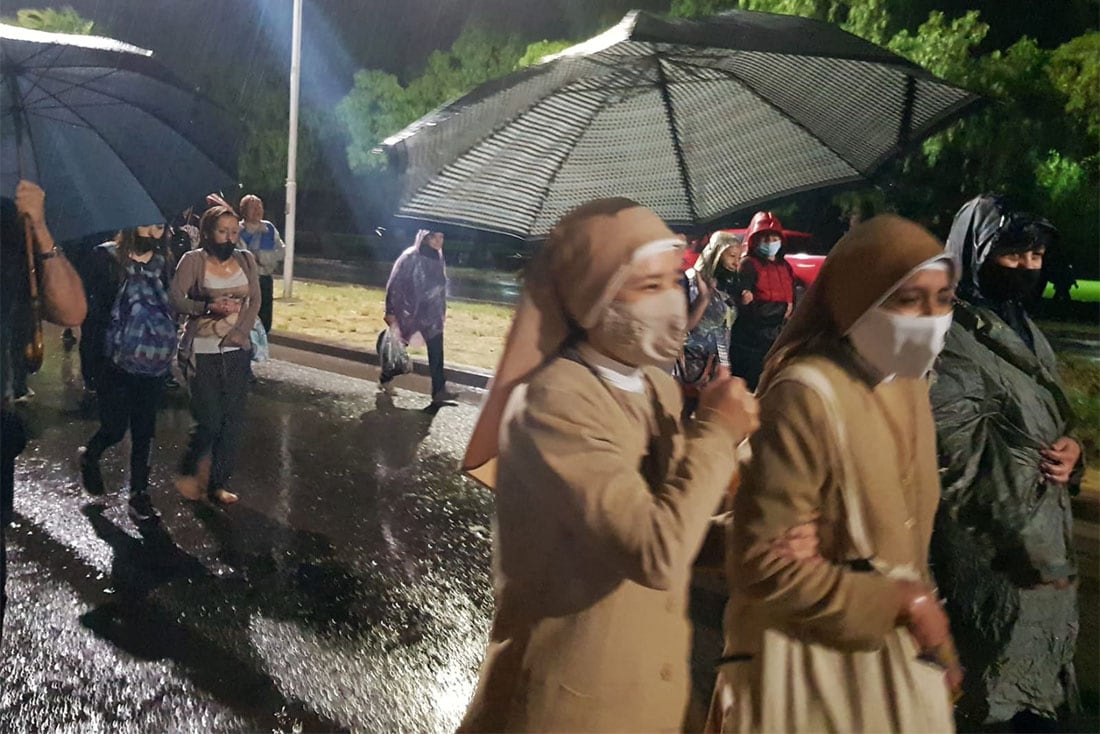 Procesión por la Virgen de Lourdes en Av. Champagnat