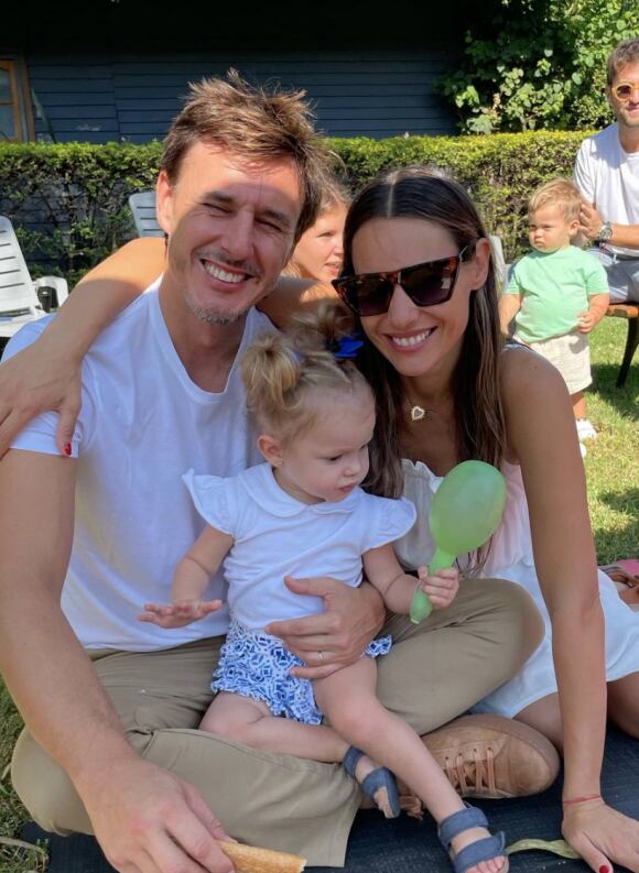 Pampita y Roberto junto a Ana García Moritán en su primer día en el jardín.