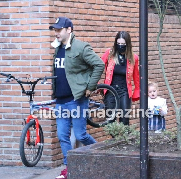 La China Suárez y Benjamín llegando a la casa de Pampita.