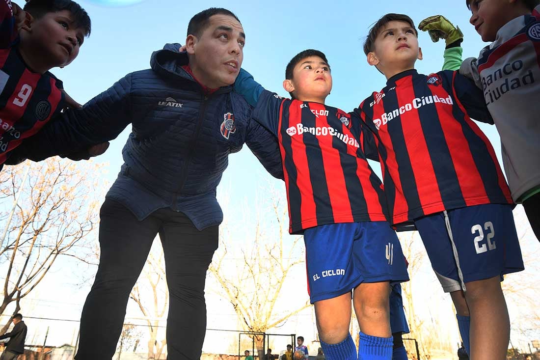 Diego Medina es recolector de residuos de día y profe de fútbol por la tarde. Hace 5 años abrió su propia escuelita de fútbol en Bermejo donde brinda contención a 70 niños. Para este Día de la Niñez quiere conseguir un par de botines a cada alumnito.