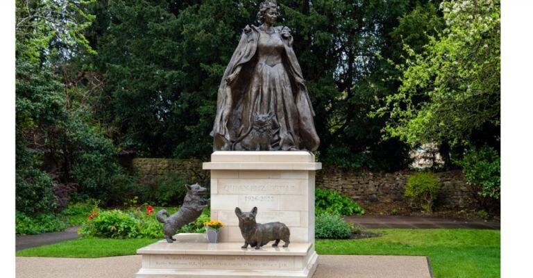 La reina Isabel II fue inmortalizada junto a sus perros en una estatua.