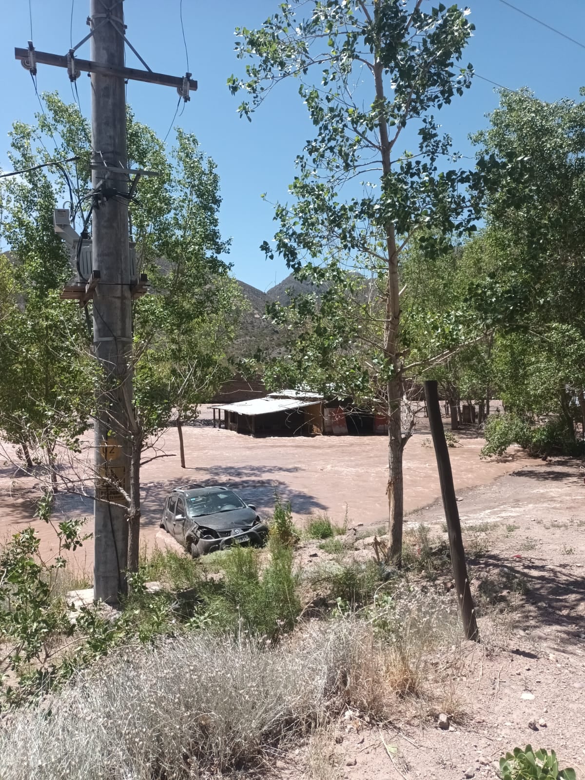 Un auto volcó y terminó en el interior del río Mendoza. Foto: Prensa Seguridad de Mendoza