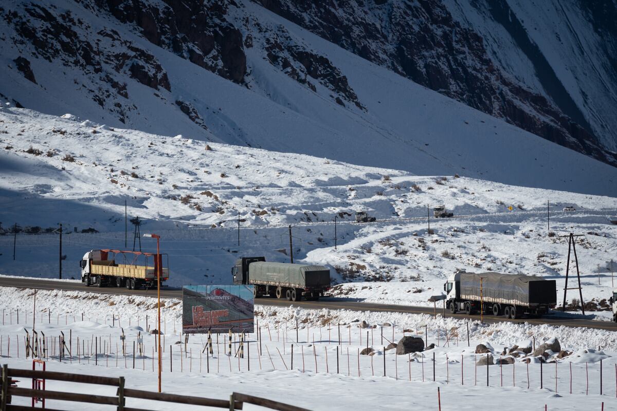 Penitentes, Mendoza
Camiones en las rutas de montaña. Algunos conductores se quejan de que en esas zonas es donde se ven más imprudencias. Foto: Ignacio Blanco / Los Andes 