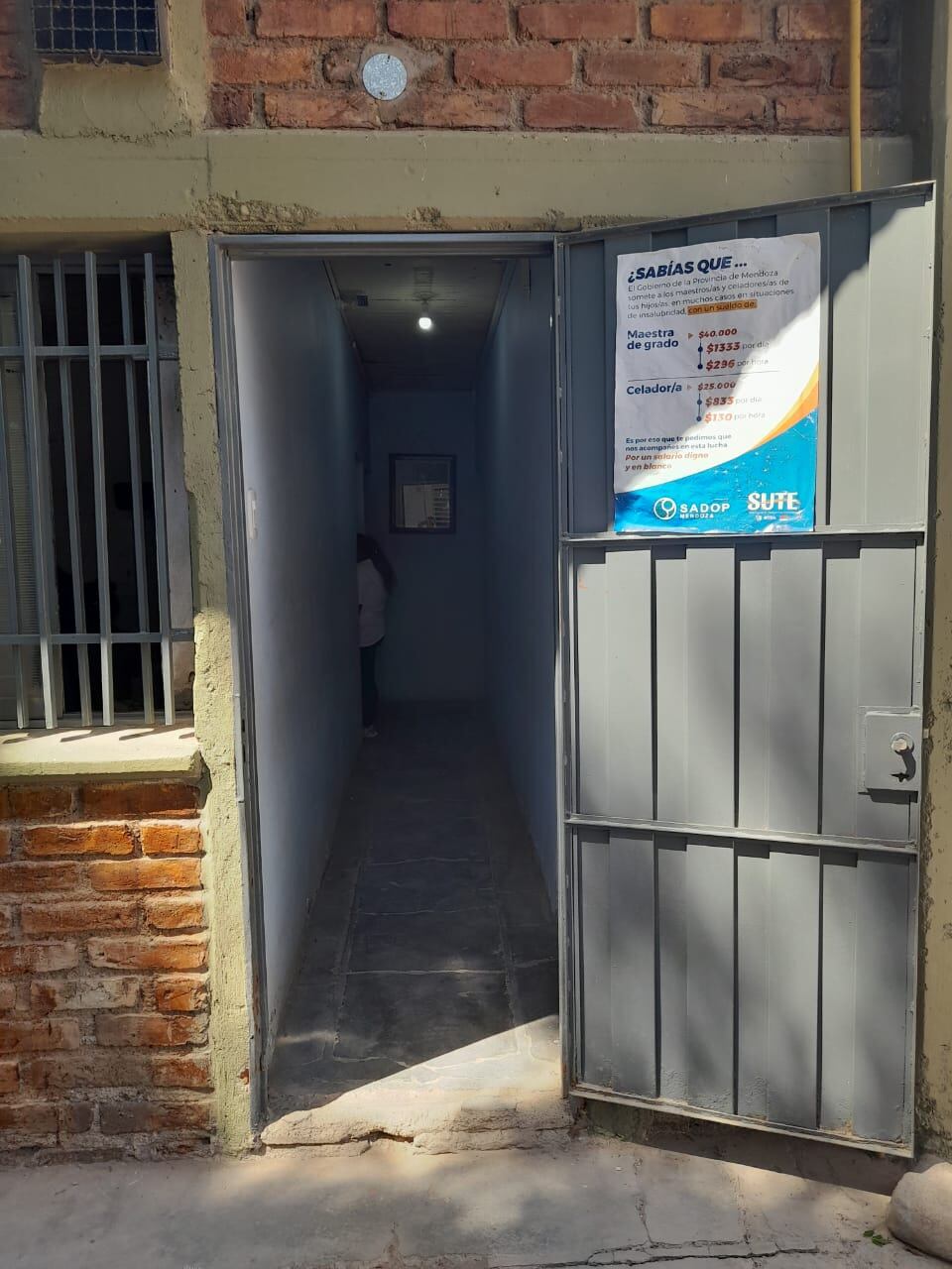 Una escuela del barrio La Favorita necesita bancos y pizarrones  para dictar clases. Foto: Gentileza.